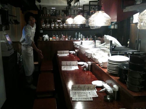 カウンター席は店員さんとお話しながら食事ができます。