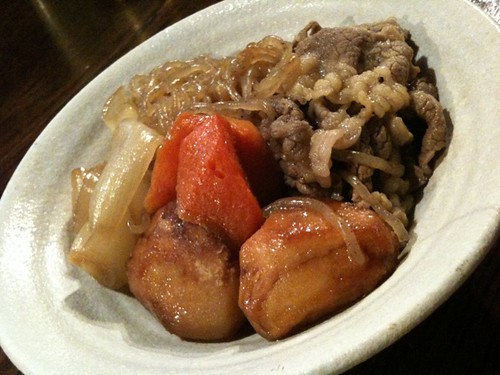肉じゃがでまずはビール。