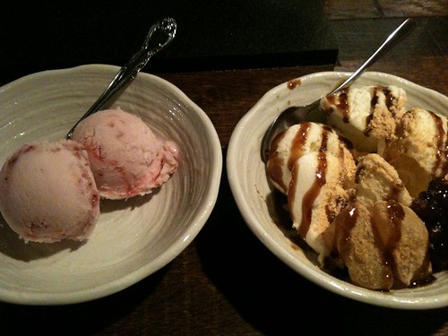 デザートはイチゴアイスとわらび餅アイス。