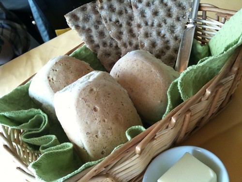 パンは2種類。ハーブが入った全粒粉パンは美味。