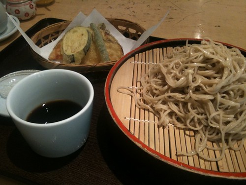 本日のランチは野菜天せいろ。そばは昔と変わらず細くて私ごのみ。