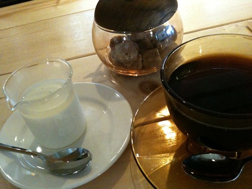 食後のカフェと牛乳プリン。
