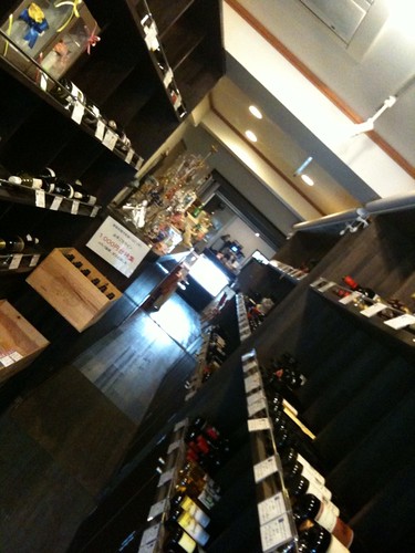 入り口にはオーストラリアワインを販売しています＠dance