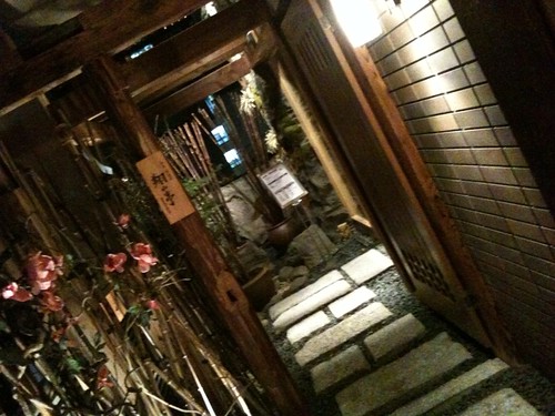 ２軒目は同じビルの焼き肉屋さん。翔山亭。ここも雰囲気よさげ。