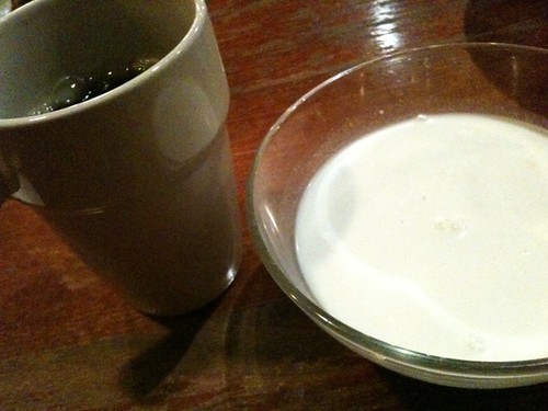 食後はタピオカミルクとコーヒー。かなりおなかいっぱい！@モンスーンカフェ