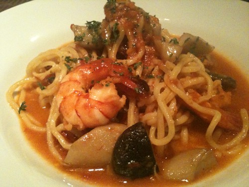 生パスタ「スパゲットネ」キノコと海老のトマトソース@Grotta Azzurra