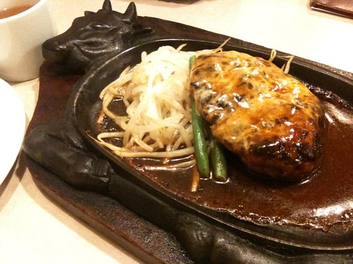 ハンバーグ定食700円 トッピングのチーズはおまけ。@ステーキのくいしんぼう 京橋