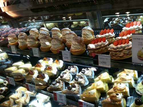 ケースの上段は他の店舗にはない実演販売のケーキたち@銀座コージーコーナー 銀座一丁目本店