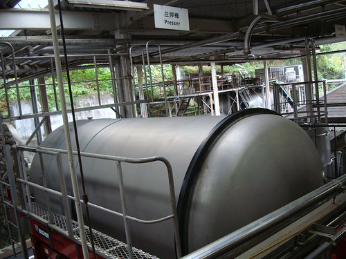 【大人の遠足】サントリーさんの「登美の丘ワイナリー」にいってきた。〜ワイン製造工場見学＆樽出し新酒利き酒編〜