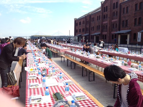 ロングテーブルは100m。1000人分の席があるそうです。いっしょに食べよう。2011@横浜