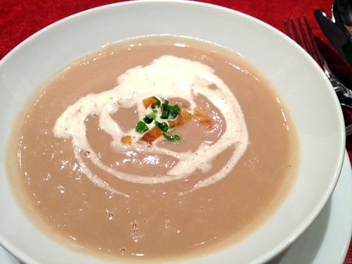 前菜 栗のポタージュ柿添え ガラムマサラ風味のクリーム