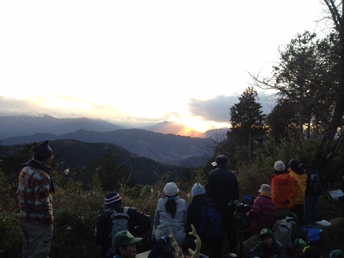 最後の最後で雲が!!ダイアモンド富士は結局みれず。@2011/12/23 高尾山