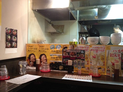 店内はカウンター席のみ。＠刀削麺 張家 麹町店