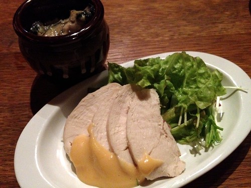 お通しの鶏肉と焼き牡蠣のガーリックオイル@桜丘 ワヰン酒場 渋谷西口店