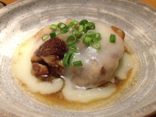 豚の角煮。じゃがいものすり流しがかかっています。@地もの酒場 吉乃坐(恵比寿)