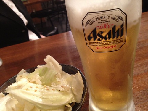 生ビールとお通しのキャベツ＠一代目とんとん侍 三軒茶屋店