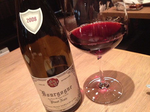 赤ワインもいただく。ブルゴーニュかな。Oysterbar&Wine BELON (オイスターバー&ワイン ブロン)