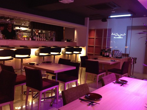 インテリア空間にこだわるオシャレバー。青いライティングと店員さんの気配りで心地よい時間が過ごせます。＠4 Seasons LDK （東中野）