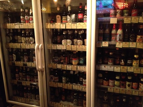 常時200種類以上のビールが用意されているビアバー。世界中のビールが飲める品揃えにテンションが上がります！＠Beer & Wine Cafe 65 （ロクゴ） 目黒