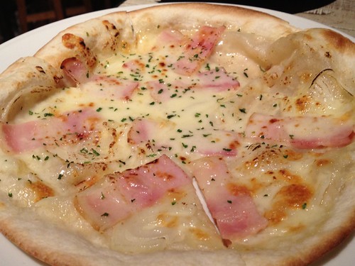ベーコンオニオンチースのタルトフランベ＠渋谷ワイン酒場