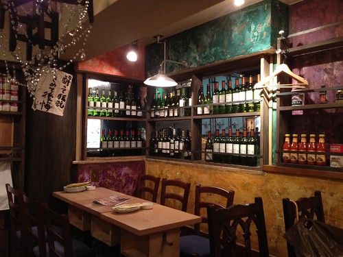 店内はワインやお酒たちに囲まれています。＠貝殻荘 青物横丁店