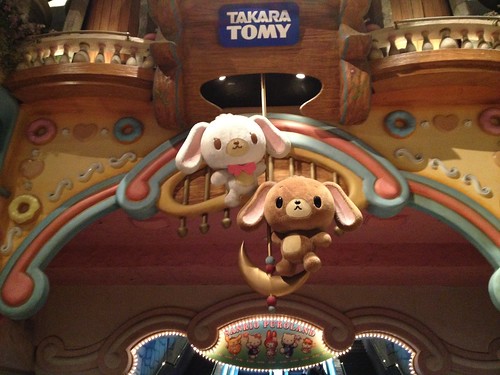 ふりかえると時計の下にシナモン？？が。＠サンリオピューロランド