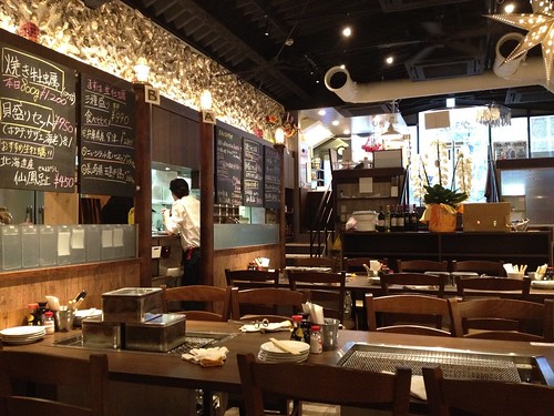 店内は天井が広く広々＠かき小屋 新橋