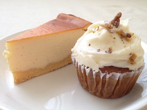 バニラのチーズケーキ420円とキャロットケーキ350円＠サンデーベイクショップ