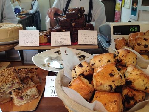 店内は焼きたてのお菓子で一杯＠サンデーベイクショップ