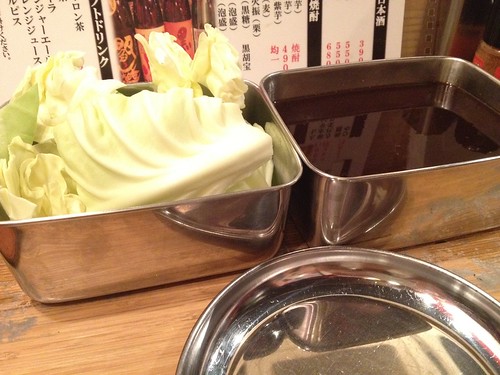 食べ放題のキャベツと二度づけ禁止のソース@串かつ どて焼き 名代 幡ヶ谷店