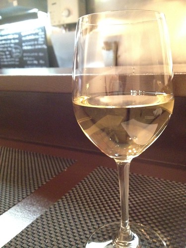 カウンター６席の気取らないフレンチビストロ。お料理もさることながらシェフのキャラが気に入りました。＠サンフォコン（幡ヶ谷）