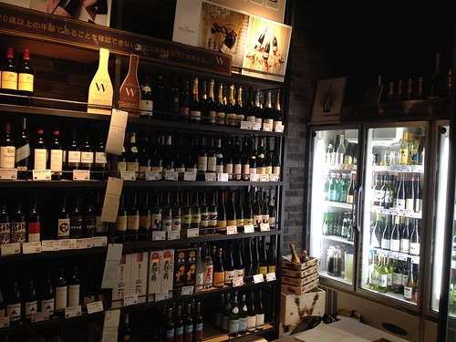 入り口を開けるとそこはワインたちがいっぱい。販売されているそうです。＠ダブリュー センガワ