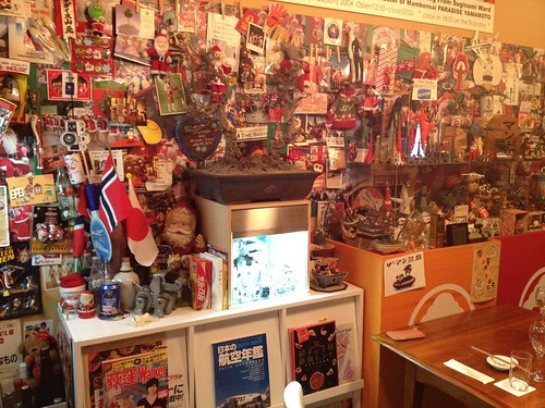 壁いっぱいに張られています＠会員制高級紳士餃子 荻窪 蔓餃苑