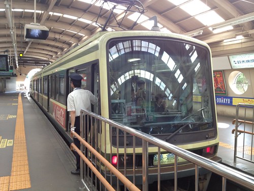 電車がレトロでいい雰囲気＠藤沢駅