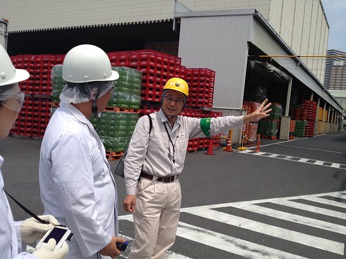 ご案内いただく工場の方と＠日本山村ガラス東京工場
