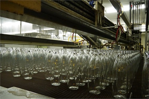 冷却中のビンたち＠日本山村ガラス東京工場