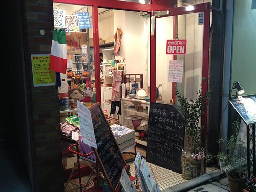 目利きのシェフが選ぶイタリアワインと食材たち。地元に愛される雑貨屋奥のワインバー。＠ペル ラ ヴィータ（笹塚）