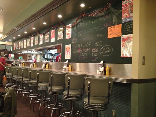 炭火で焼かれた肉々しい食感のパティは食べ応え十分。メニューが豊富でテイクアウトもおすすめ。＠ベーカーバウンス 東京ミッドタウン店