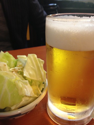 雰囲気も味もどこか懐かしい大衆酒場にサラリーマンたちが集う。赤坂でこのお値段は大満足！＠もつ焼き処 赤坂もつ千