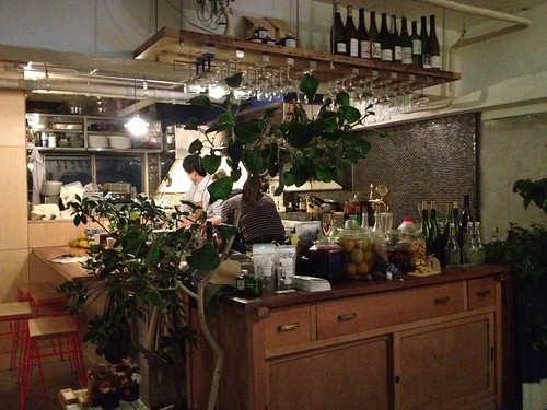 オーガニック野菜たっぷりの優しい料理とビオワイン。普段使いで毎日通いたくなる居心地のよいカフェ風ワインバー＠jicca（ジッカ）/ 幡ヶ谷