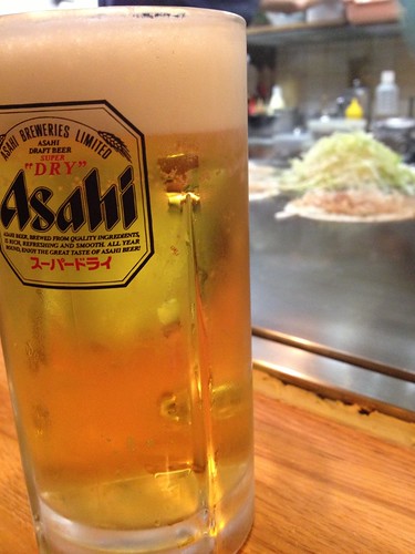 線路沿いにある庶民的なお好み焼き屋さん。大盛りメニュー目当てに若者たちでにぎわうお店。＠一番 明大前店