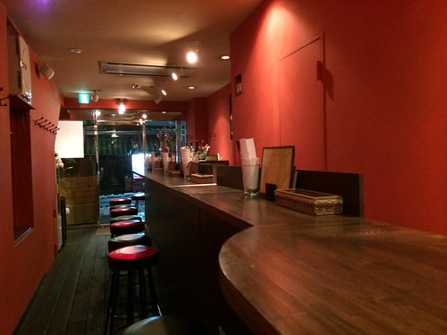 お店の造りを生かした長いカウンター＠スペインバル Ocho