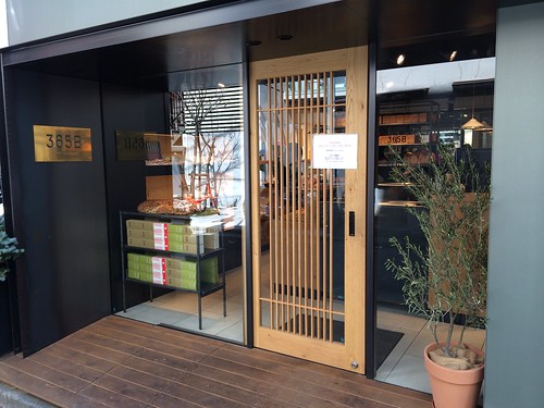 表面がカリッとした硬派なパンたち。小さくかわいらしい形にはこだわりがつまっている。＠365日（代々木八幡）