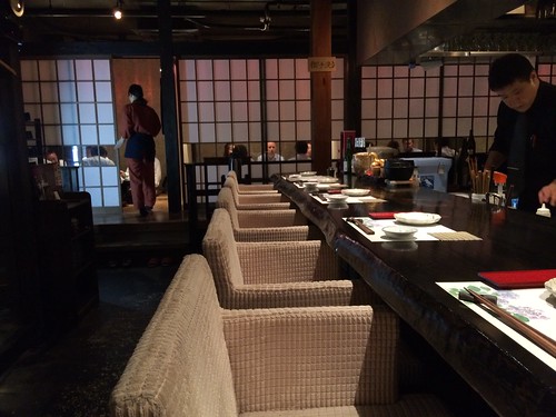 使い勝手のよいモダン和風の空間。素材にこだわった料理で日本酒をたのしむ。＠やさいと、（中野坂上）