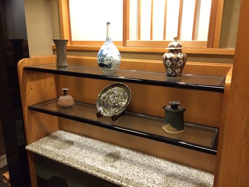 入り口には焼き物など＠あぶみ邸