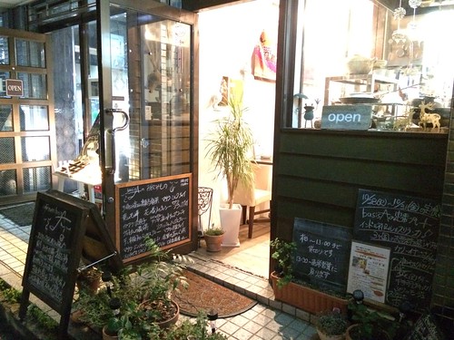 優しいスパイスが身体を包み込む。こだわりのサブジがいただける小さなカフェ。＠ベーシス エー （cafe room basis A）／幡ヶ谷