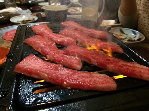 カルビを焼いています＠梁山苑