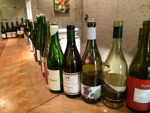カウンター席のワインたち＠キナッセ