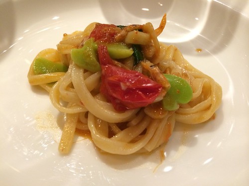 空豆とトマトの手打ちリングイネ＠ヴィア エミリア