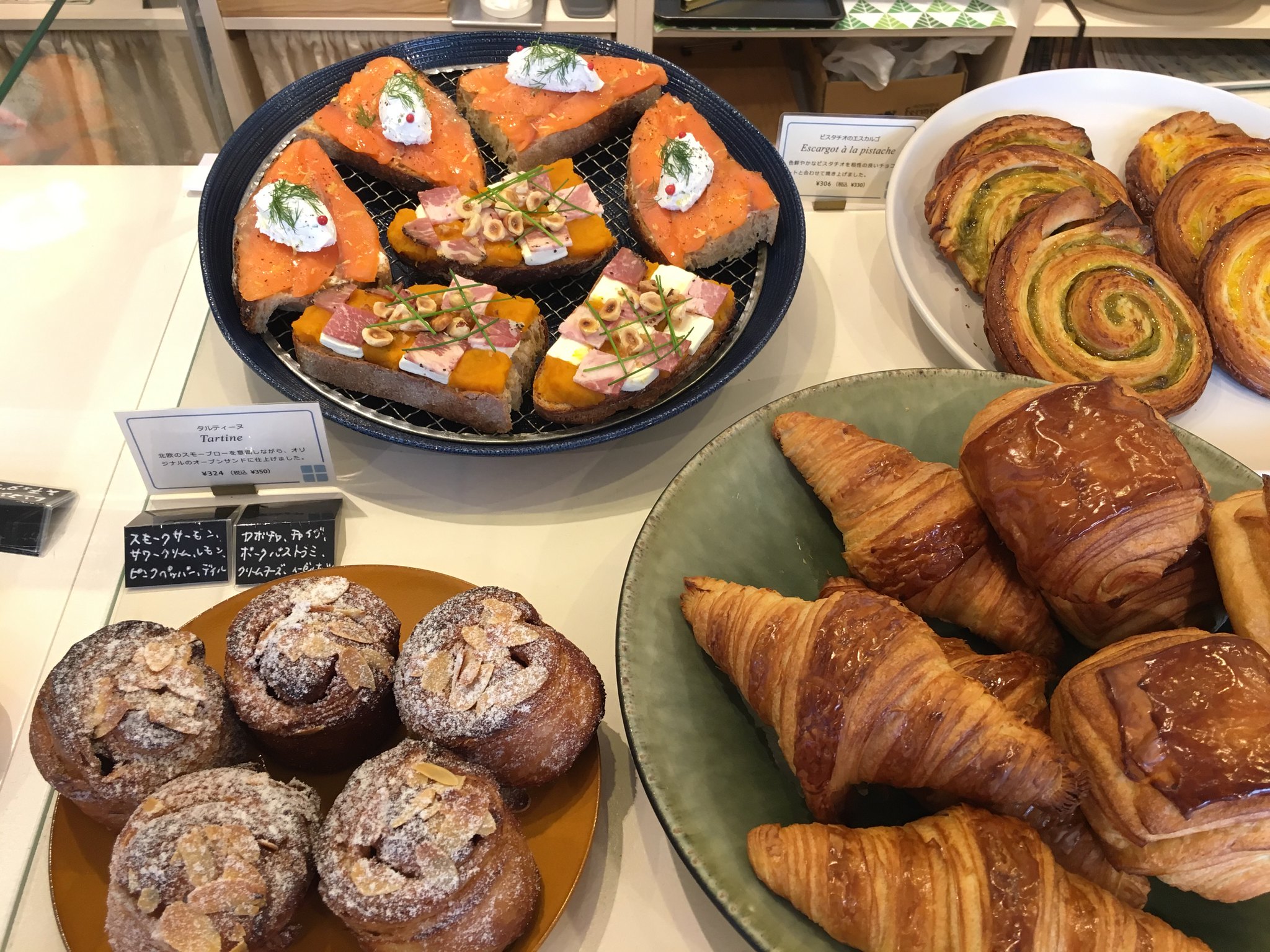 【赤羽橋】ブーランジュリー・コメット＠ブルーの外観にかわいい店内。パンは本格的で美味しい。